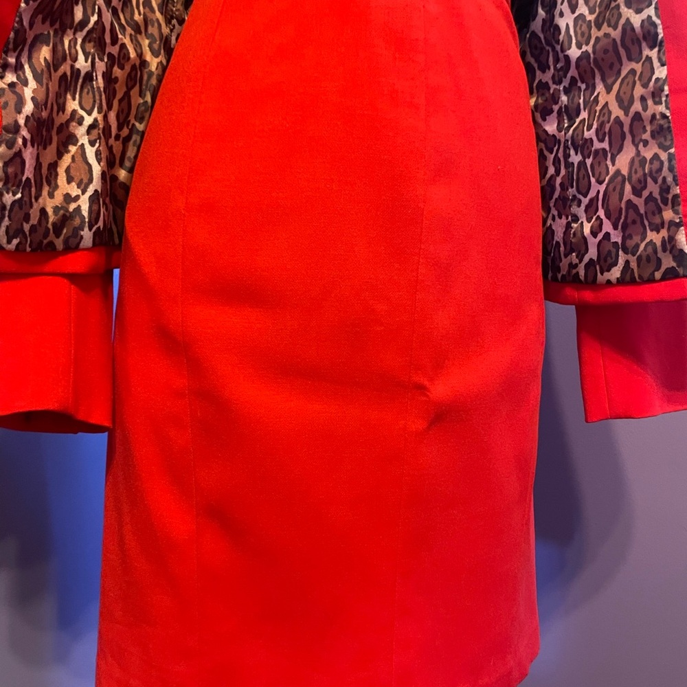 Elegant Women's Suit - Picture 5 of 7